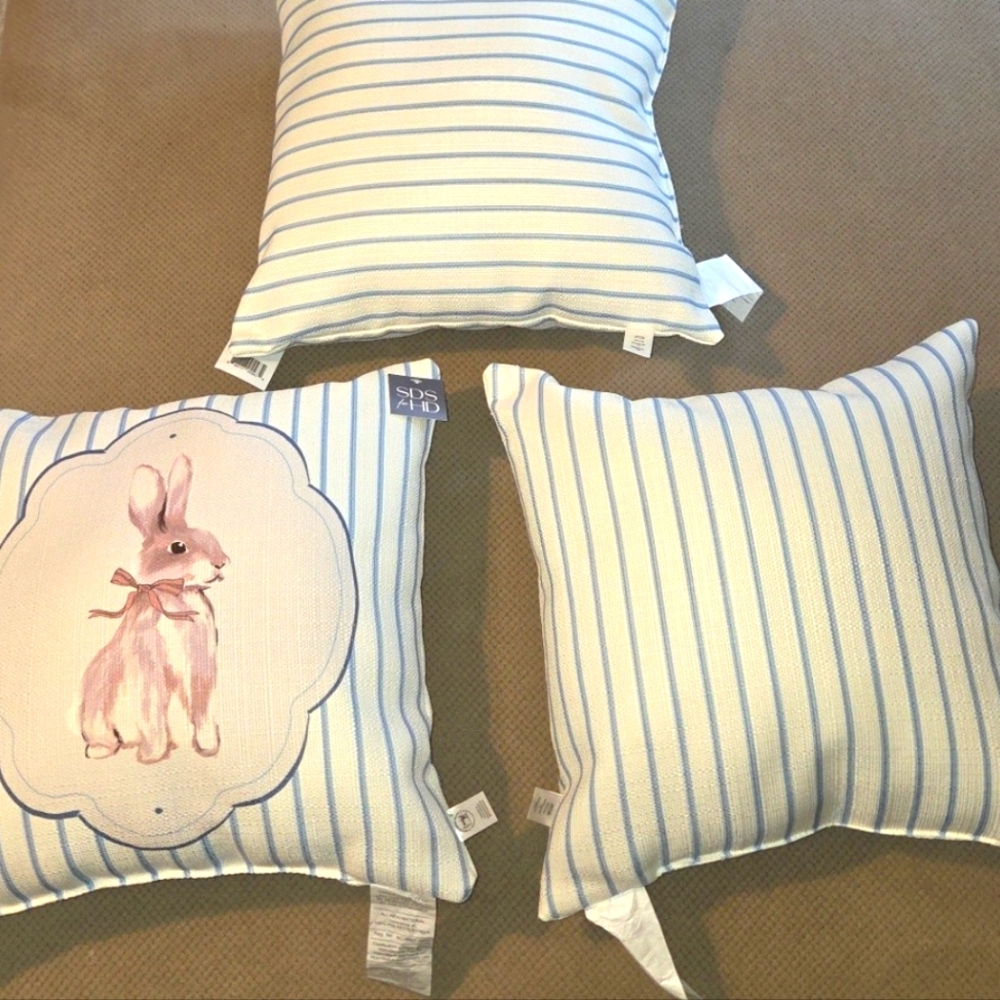 New SDS for HD Designs bouquet Paradise indoor/Outdoor Pillow. Blue & white